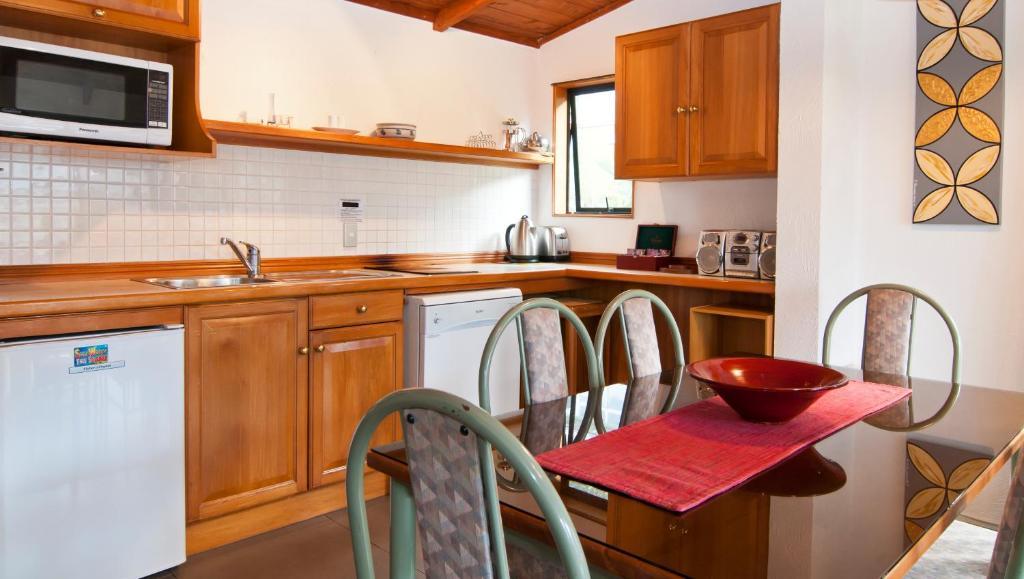 Swiss Chalet Lodge Motel Пейхия Номер фото