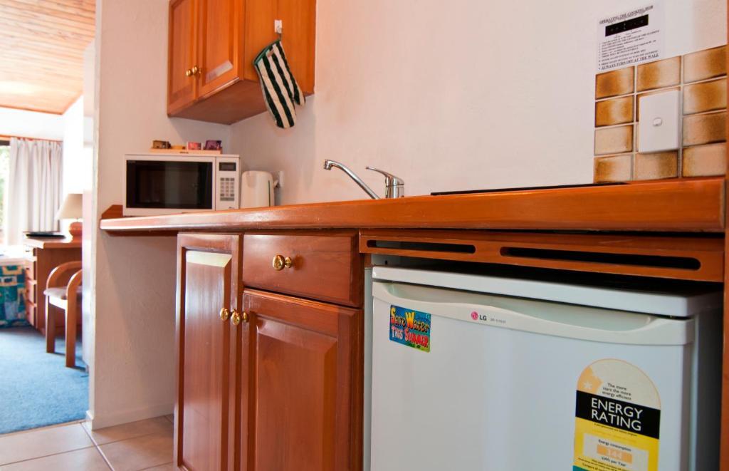 Swiss Chalet Lodge Motel Пейхия Номер фото