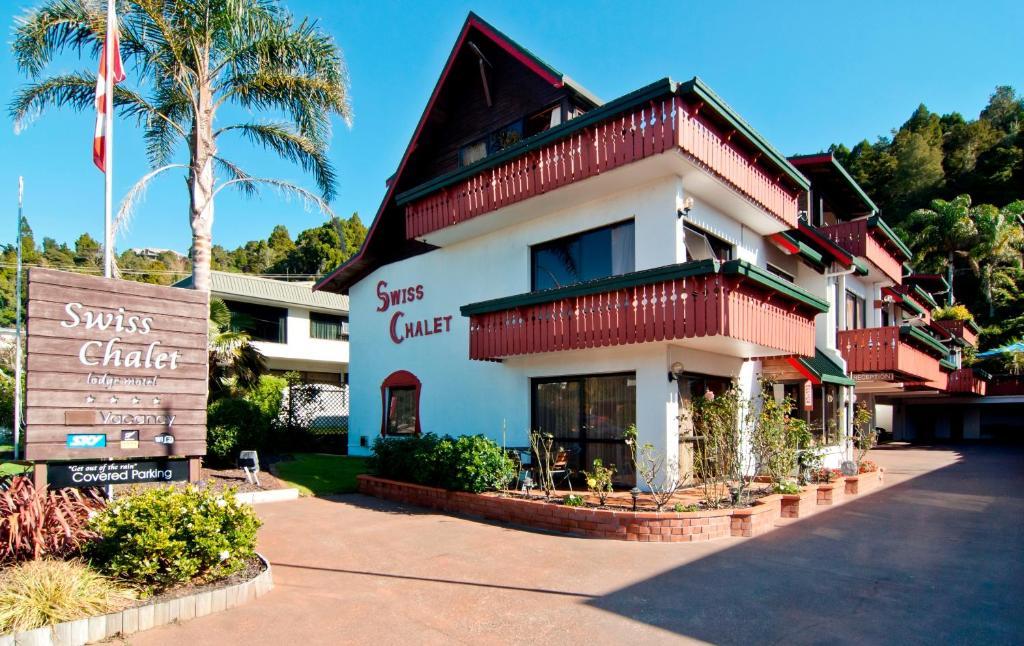 Swiss Chalet Lodge Motel Пейхия Экстерьер фото