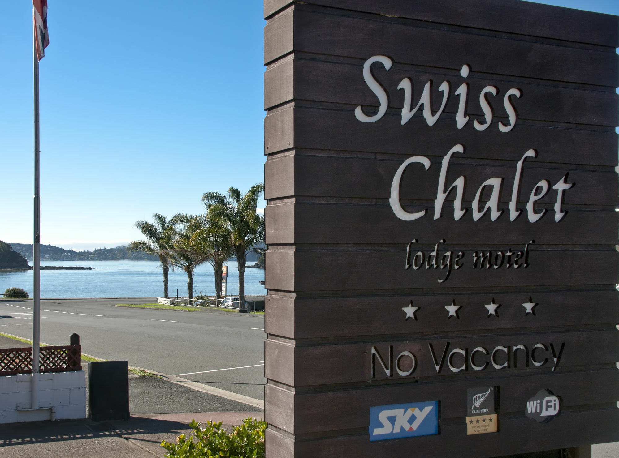 Swiss Chalet Lodge Motel Пейхия Экстерьер фото