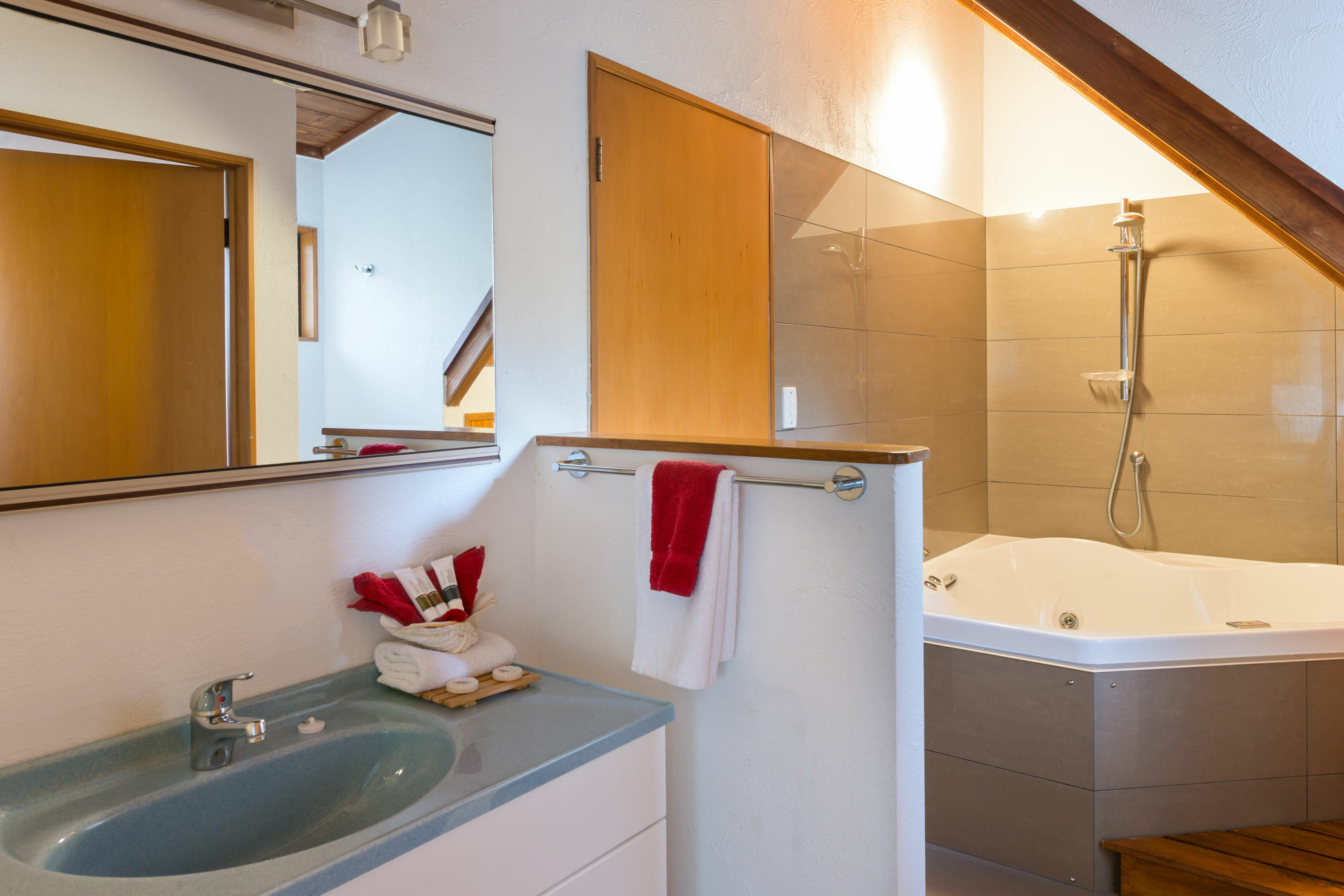 Swiss Chalet Lodge Motel Пейхия Экстерьер фото