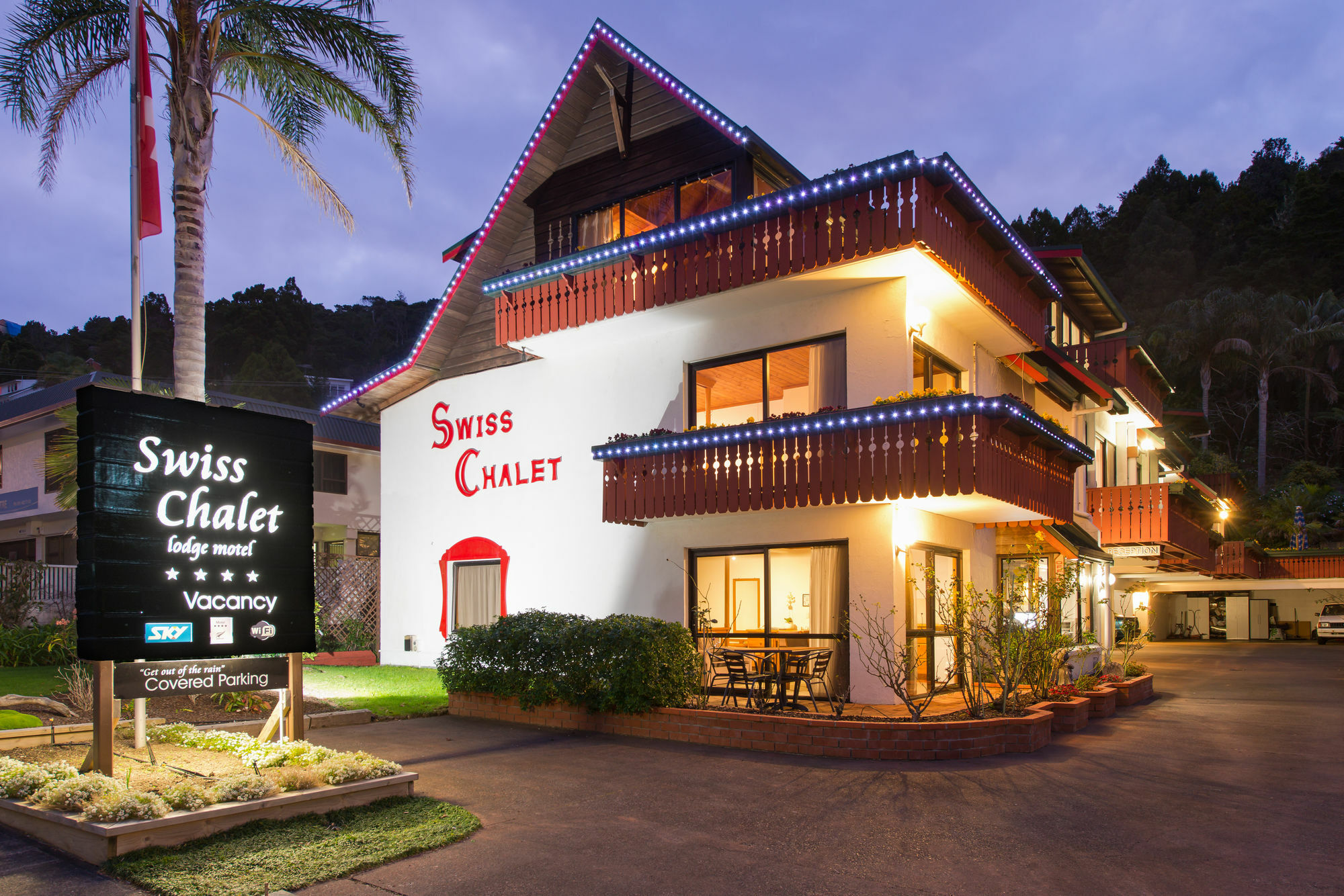 Swiss Chalet Lodge Motel Пейхия Экстерьер фото
