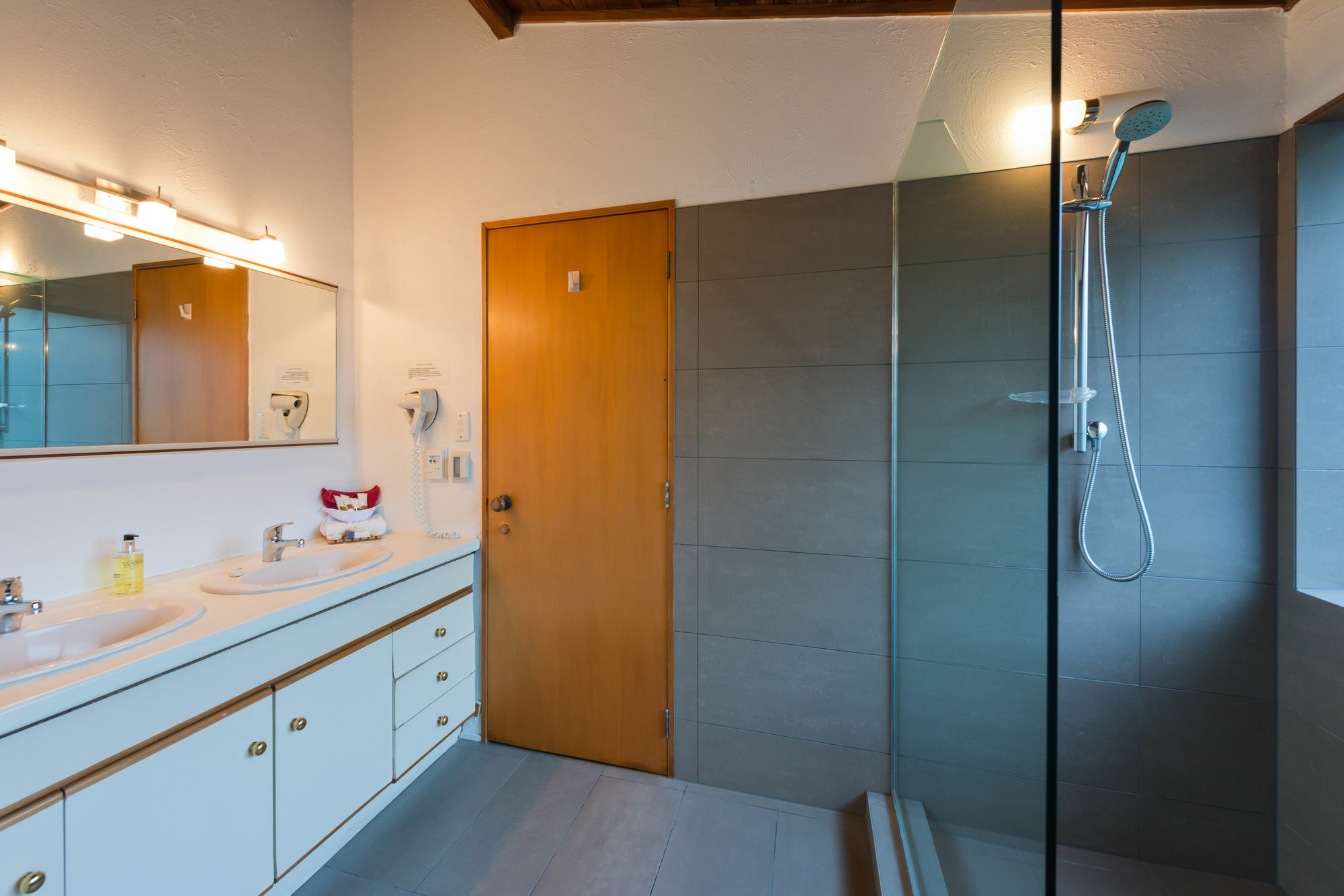 Swiss Chalet Lodge Motel Пейхия Экстерьер фото