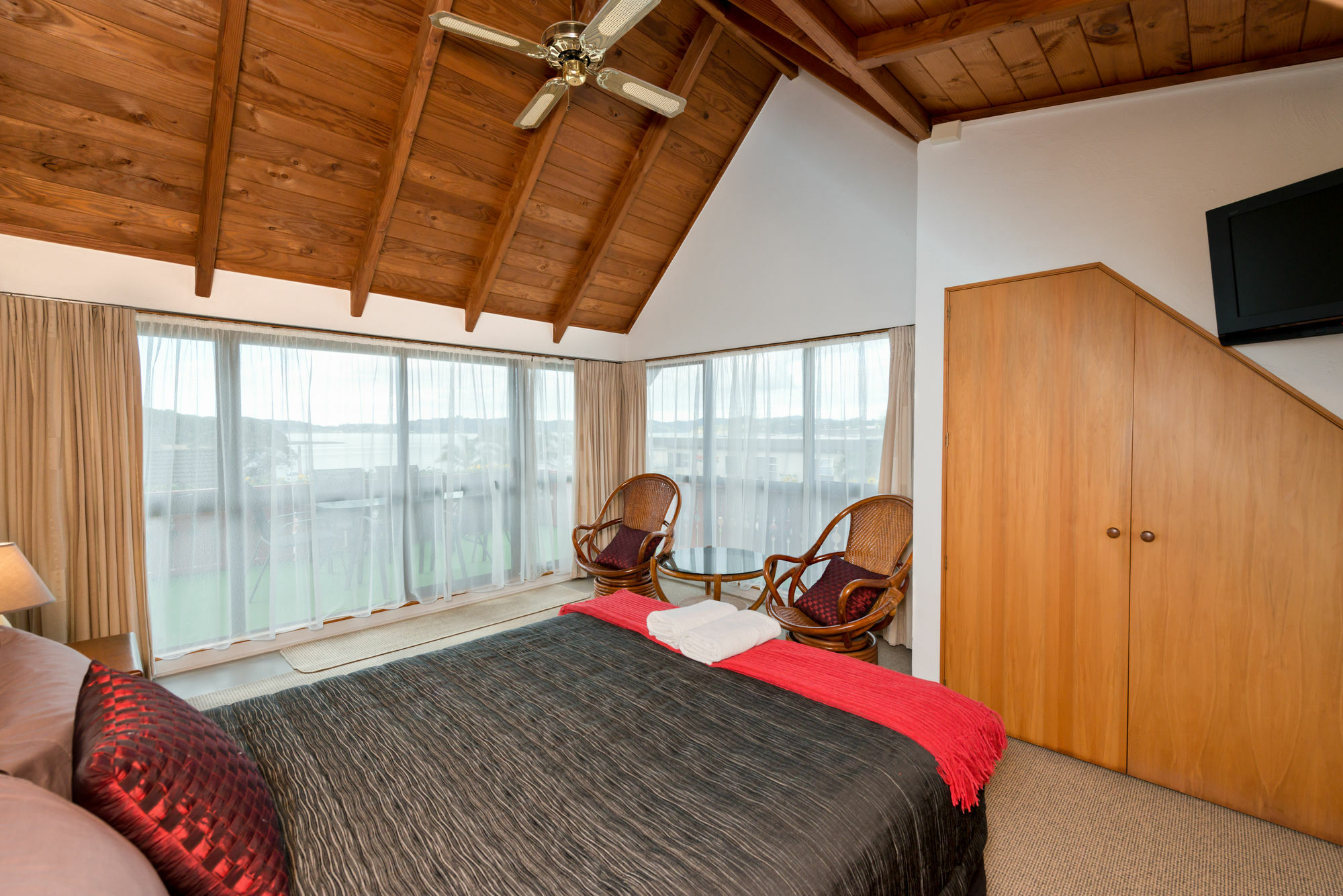 Swiss Chalet Lodge Motel Пейхия Экстерьер фото