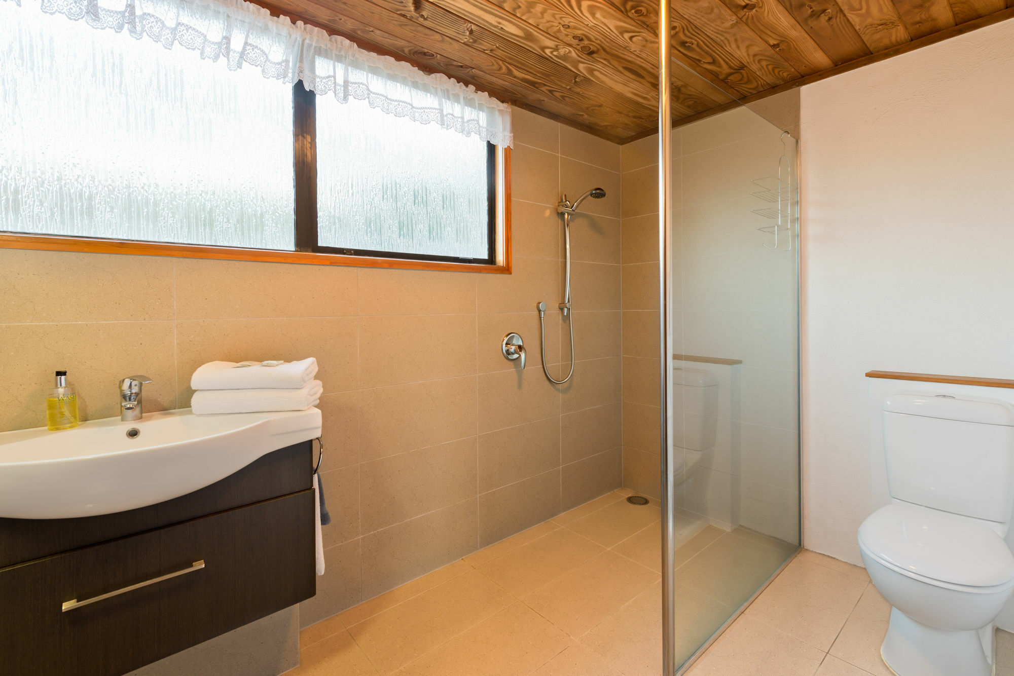 Swiss Chalet Lodge Motel Пейхия Экстерьер фото