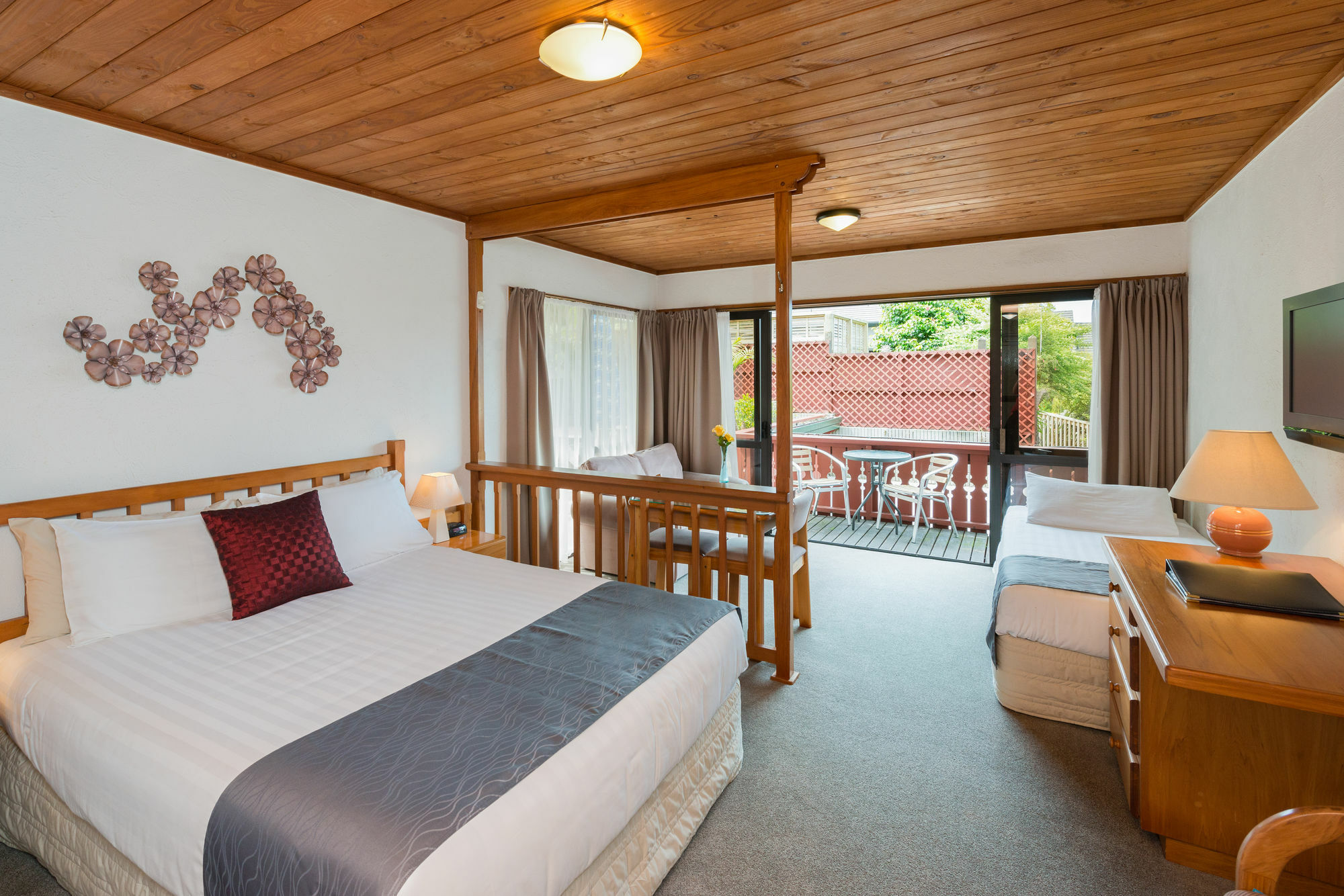Swiss Chalet Lodge Motel Пейхия Экстерьер фото