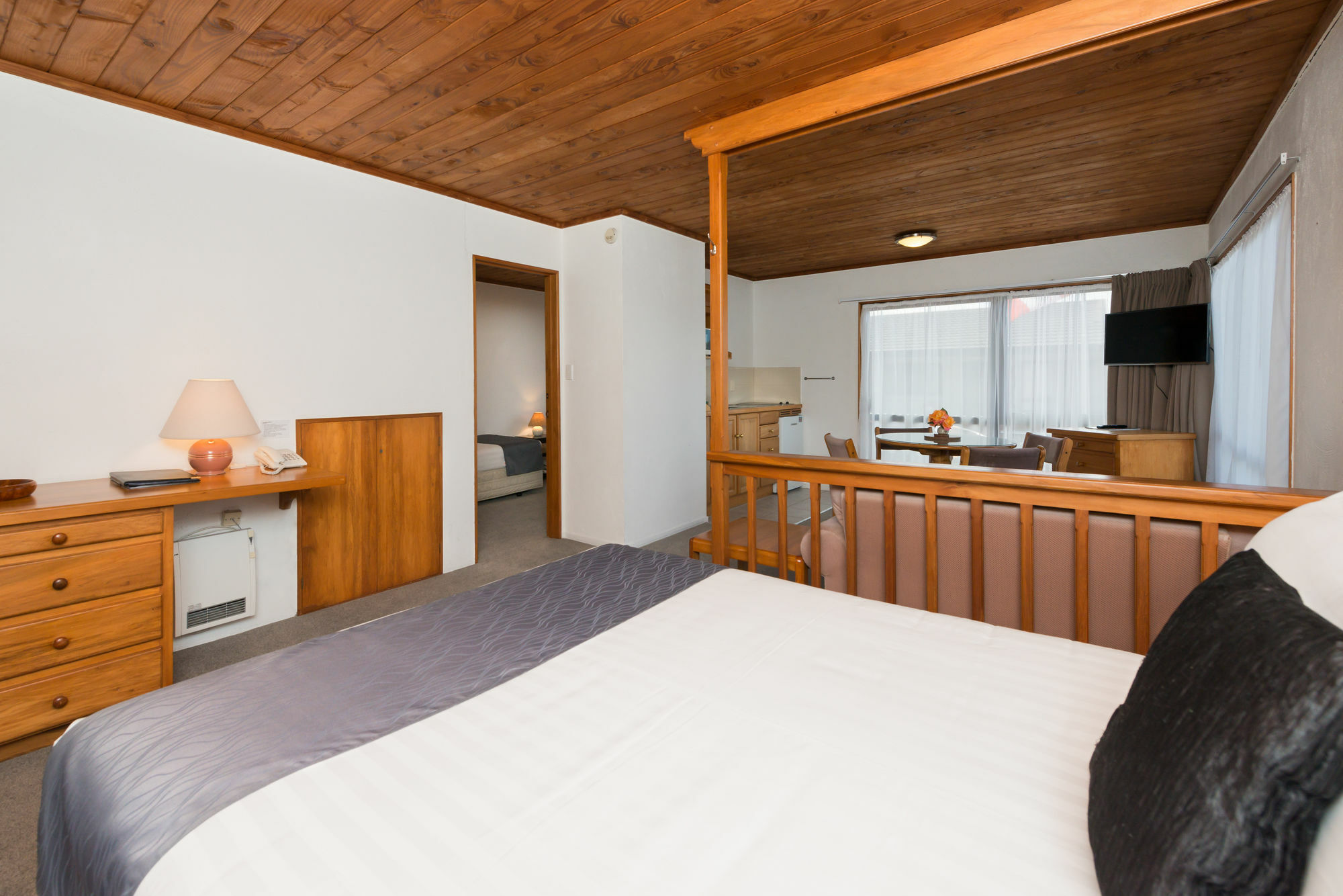 Swiss Chalet Lodge Motel Пейхия Экстерьер фото